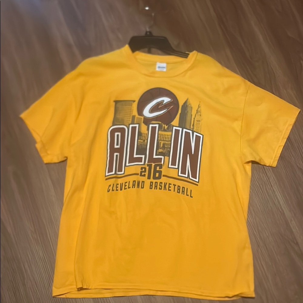 Cleveland Basketball Yellow T-Shirt Large